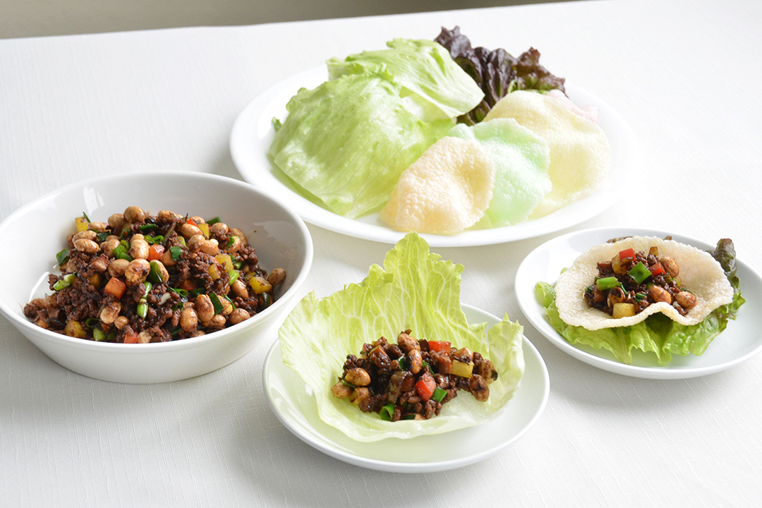 大豆とそぼろのレタス包み